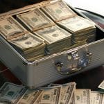 Consejos para gestionar el dinero de una herencia. Caja con dinero.