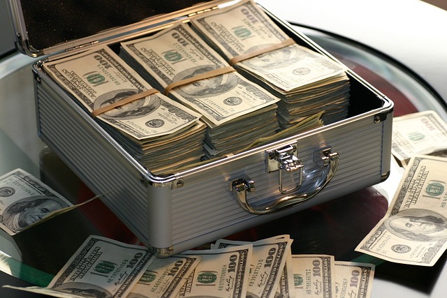 Consejos para gestionar el dinero de una herencia. Caja con dinero.