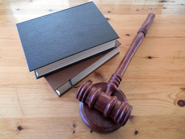 Ley de Memoria Histórica, un análisis profesional. Imagen de libros y martillo legal