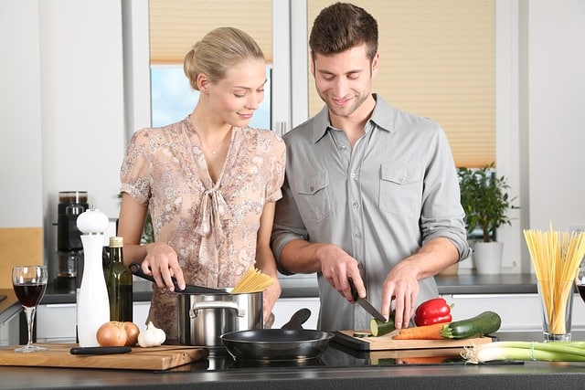 Cómo probar la convivencia de dos personas. Pareja en la cocina.