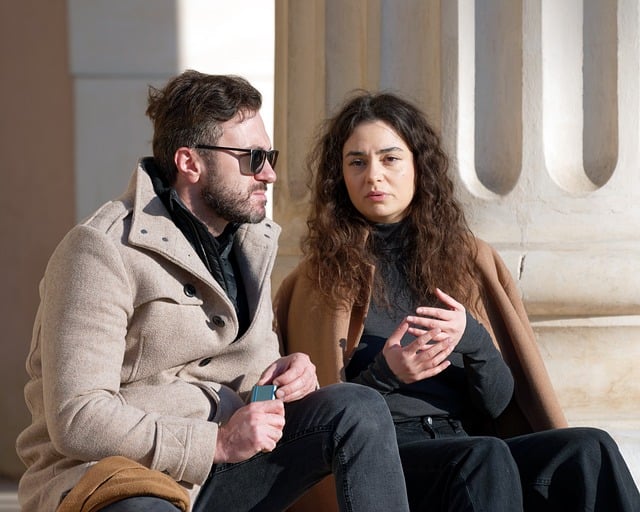 Guía Completa sobre los Derechos de las Parejas de Hecho en Barcelona. Pareja de hombre y mujer en un banco